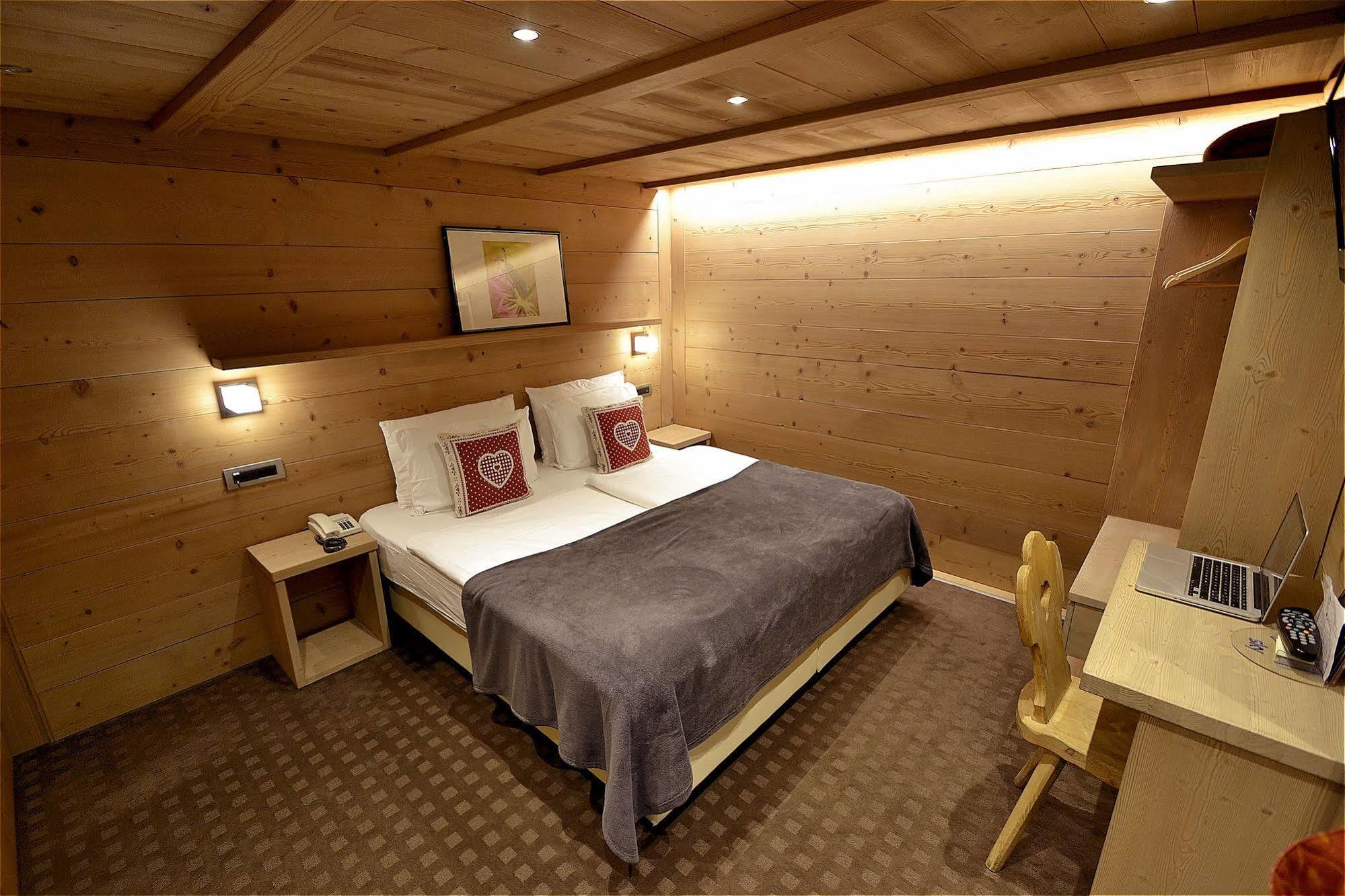 Hotel Piccolo Tibet Ливиньо Екстериор снимка